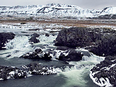 Der Wasserfall Glanni am Nordurá-Fluss in Borgarfjördur: Für die Isländer ein Wohnplatz von Elfen und Trollen.