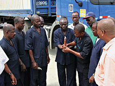 Fahrer geben Gummi: Peer Education auf Achse bei Julius Berger in Nigeria.