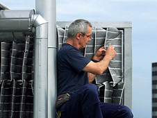 Haustechniker Manfred Hotz nimmt eine Keimprobe an den Filtern der Belüftungsanlage im Mannheimer Megaron.