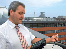Holger Pitzer misst die Qualität der Außenluft: Drinnen atmen ist gesünder.