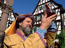 Die Zuschauer schaudert es, aber Medikus Andreas Klug bleibt bei der Harnschau unverdrossen.
